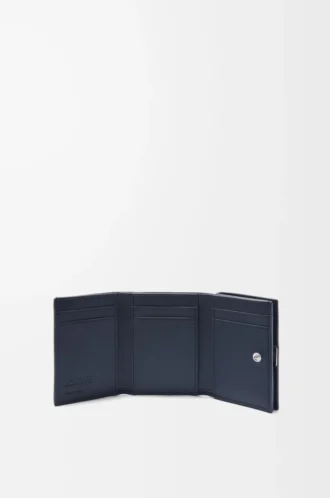 Puffer Anagram Dreifach-Geldbörse aus glänzendem Nappakalbsleder Deep Navy
