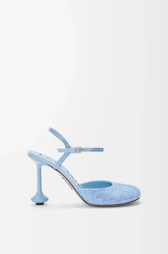 Pumps mit Knöchelriemen aus strassverziertem Wildleder in Babyblau
