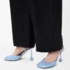 Pumps mit Knöchelriemen aus strassverziertem Wildleder in Babyblau