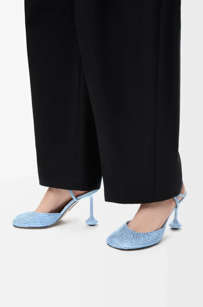 Pumps mit Knöchelriemen aus strassverziertem Wildleder in Babyblau
