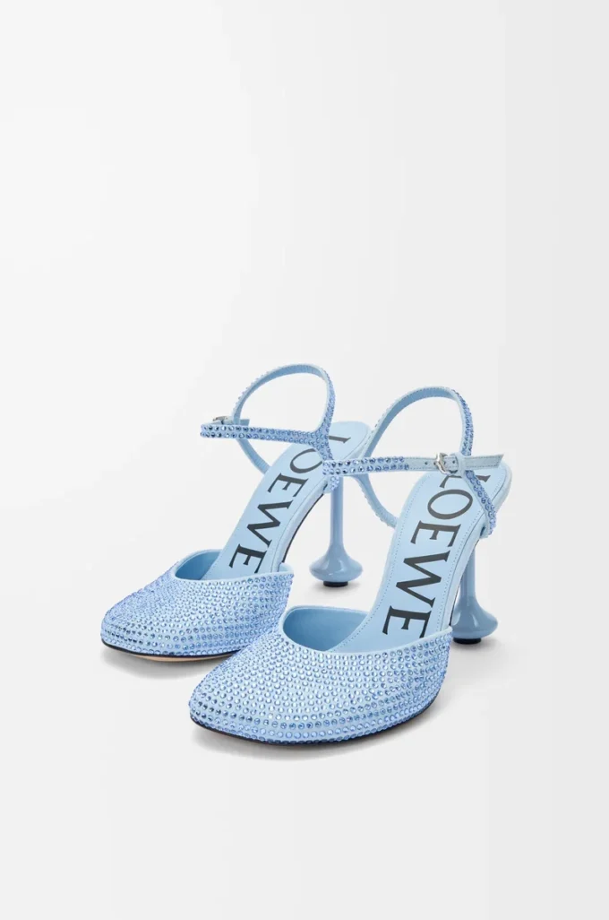 Pumps mit Knöchelriemen aus strassverziertem Wildleder in Babyblau