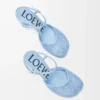 Pumps mit Knöchelriemen aus strassverziertem Wildleder in Babyblau