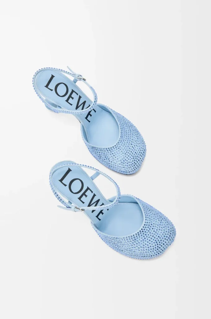 Pumps mit Knöchelriemen aus strassverziertem Wildleder in Babyblau