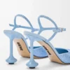 Pumps mit Knöchelriemen aus strassverziertem Wildleder in Babyblau