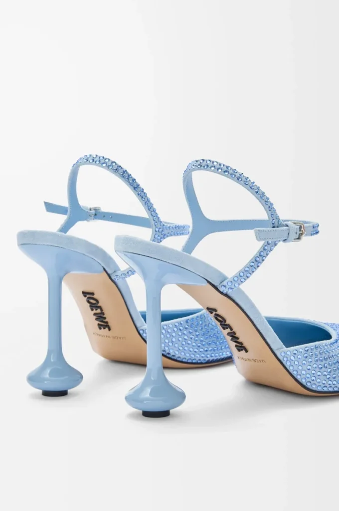 Pumps mit Knöchelriemen aus strassverziertem Wildleder in Babyblau