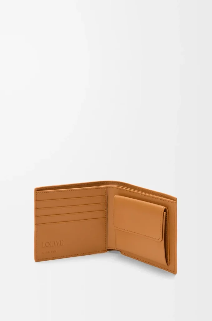 Puzzle-Bifold-Geldbörse aus geschmeidigem genarbtem Kalbsleder in Hellbraun