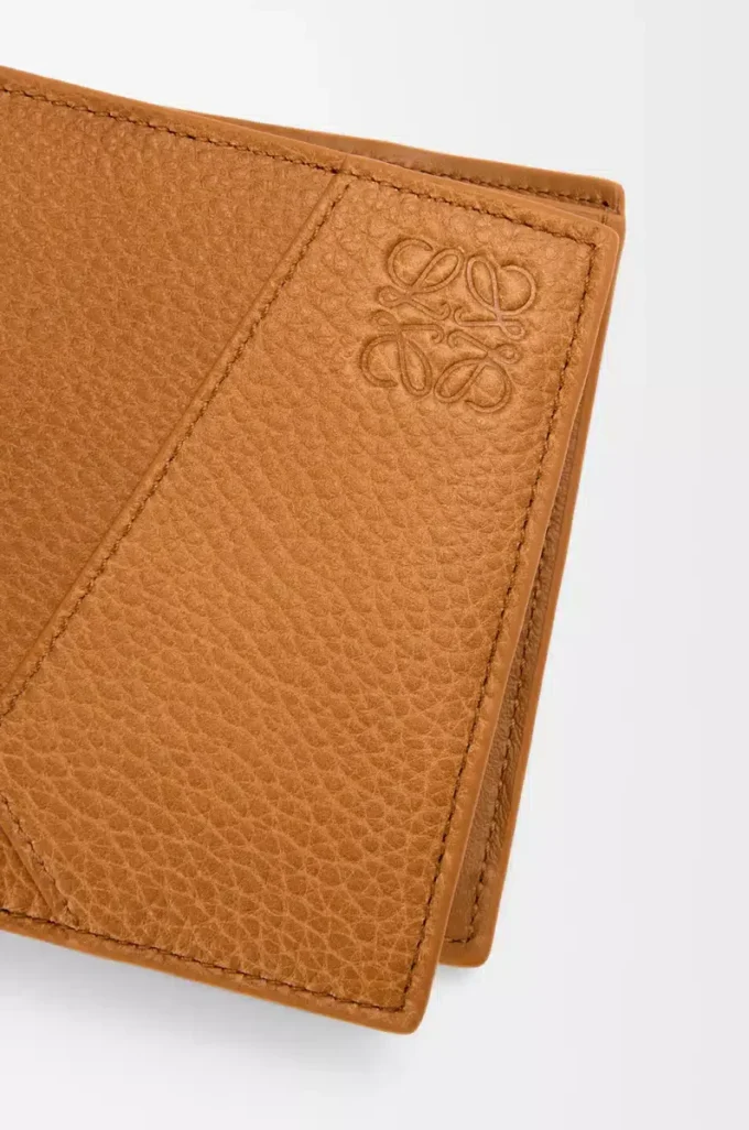 Puzzle-Bifold-Geldbörse aus geschmeidigem genarbtem Kalbsleder in Hellbraun