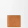 Puzzle-Bifold-Geldbörse aus geschmeidigem genarbtem Kalbsleder in Light Canyon Brown