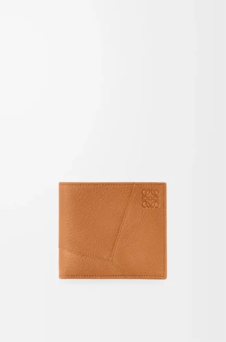 Puzzle-Bifold-Geldbörse aus geschmeidigem genarbtem Kalbsleder in Light Canyon Brown