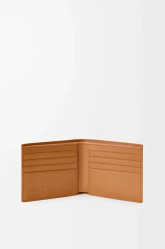Puzzle-Bifold-Geldbörse aus geschmeidigem genarbtem Kalbsleder in Light Canyon Brown