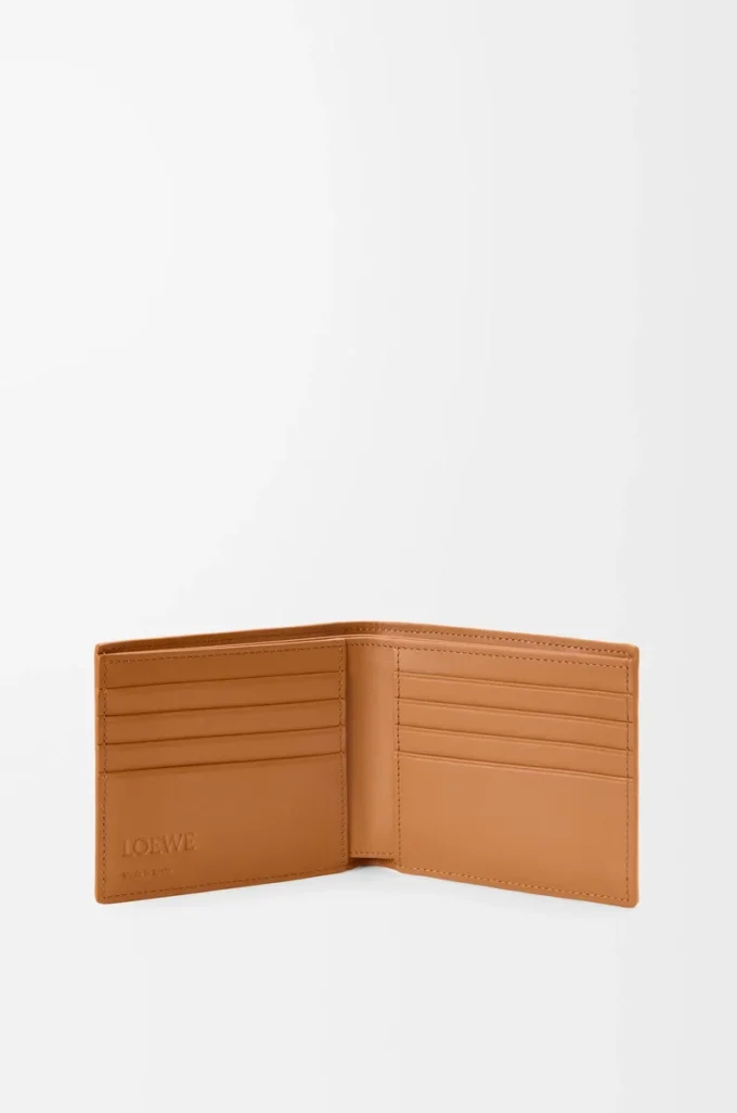 Puzzle-Bifold-Geldbörse aus geschmeidigem genarbtem Kalbsleder in Light Canyon Brown