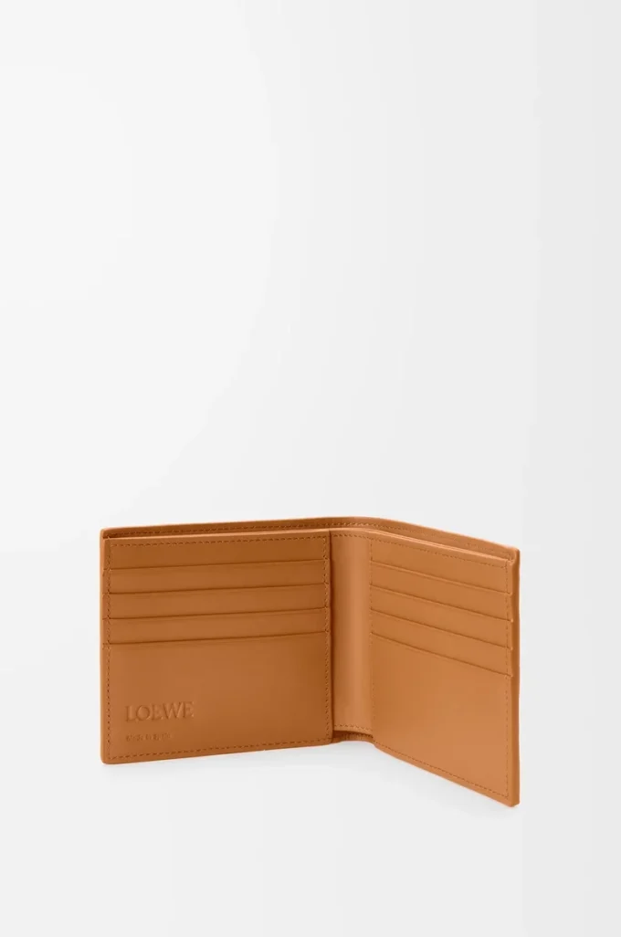 Puzzle-Bifold-Geldbörse aus geschmeidigem genarbtem Kalbsleder in Light Canyon Brown