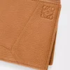 Puzzle-Bifold-Geldbörse aus geschmeidigem genarbtem Kalbsleder in Light Canyon Brown