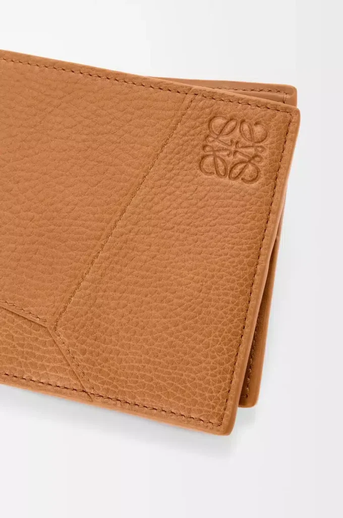 Puzzle-Bifold-Geldbörse aus geschmeidigem genarbtem Kalbsleder in Light Canyon Brown