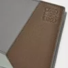 Puzzle-Münzgeldbörse aus klassischem Kalbsleder in Winterbraun/Aschegrau