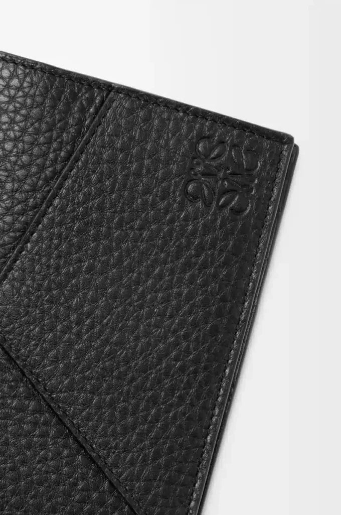 Puzzle-Passhülle aus geschmeidigem genarbtem Kalbsleder Schwarz