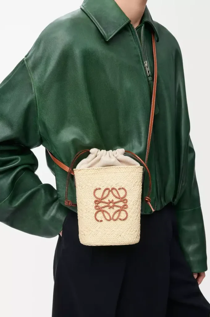 Quadratische Tasche aus Iraca-Palme und Kalbsleder Natur/Hellbraun