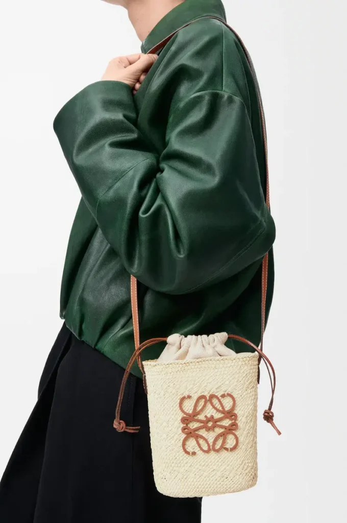 Quadratische Tasche aus Iraca-Palme und Kalbsleder Natur/Hellbraun