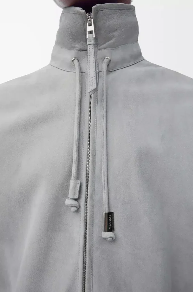 Reißverschlussjacke aus hellgrauem Lammwildleder