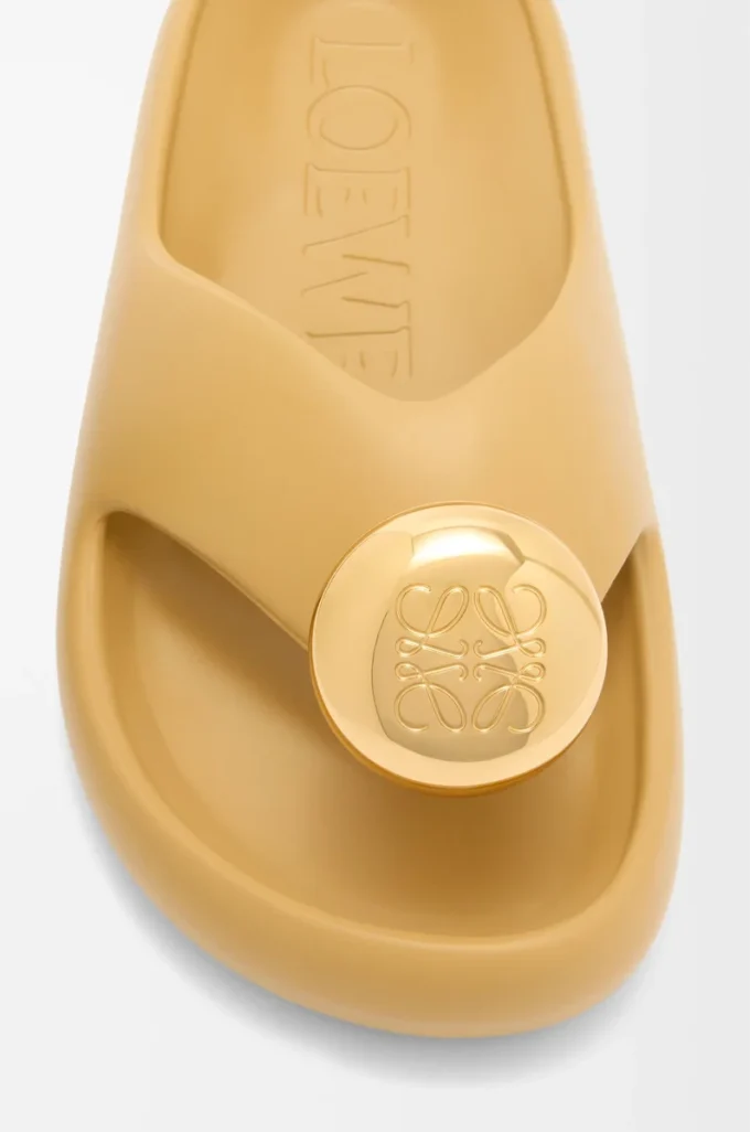 Schaumstoff-Pebble-Sandale Medium Concealer/Gold