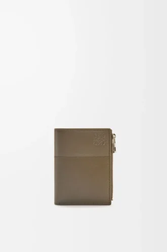 Schlanke, kompakte Geldbörse aus glänzendem Kalbsleder    Dunkles Khaki-Grün/Khaki-Grün