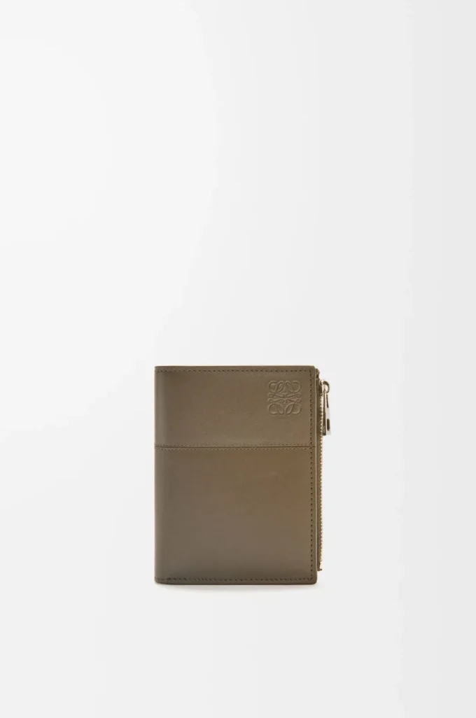 Schlanke, kompakte Geldbörse aus glänzendem Kalbsleder    Dunkles Khaki-Grün/Khaki-Grün