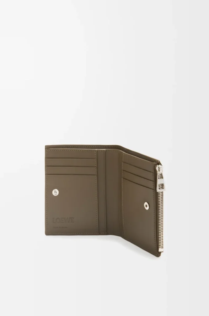 Schlanke, kompakte Geldbörse aus glänzendem Kalbsleder    Dunkles Khaki-Grün/Khaki-Grün