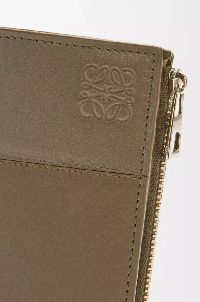 Schlanke, kompakte Geldbörse aus glänzendem Kalbsleder    Dunkles Khaki-Grün/Khaki-Grün