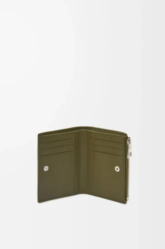Schlanke, kompakte Geldbörse aus strukturiertem klassischem Kalbsleder in Dark Khaki