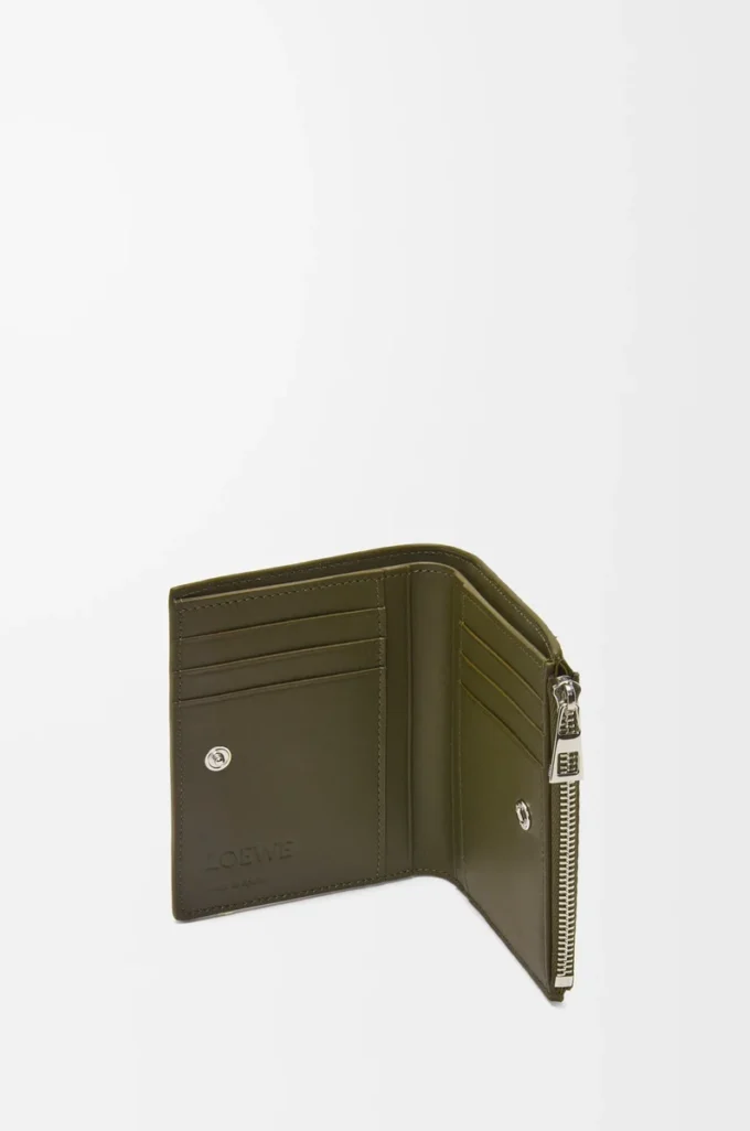 Schlanke, kompakte Geldbörse aus strukturiertem klassischem Kalbsleder in Dark Khaki