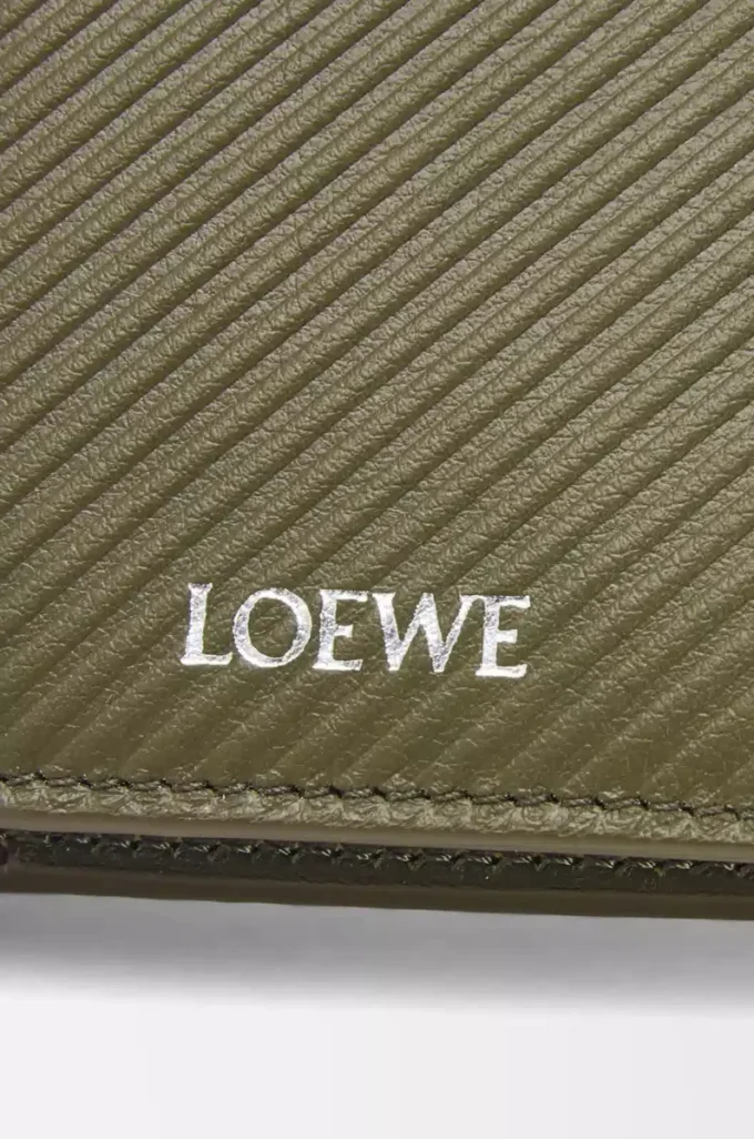 Schlanke, kompakte Geldbörse aus strukturiertem klassischem Kalbsleder in Dark Khaki