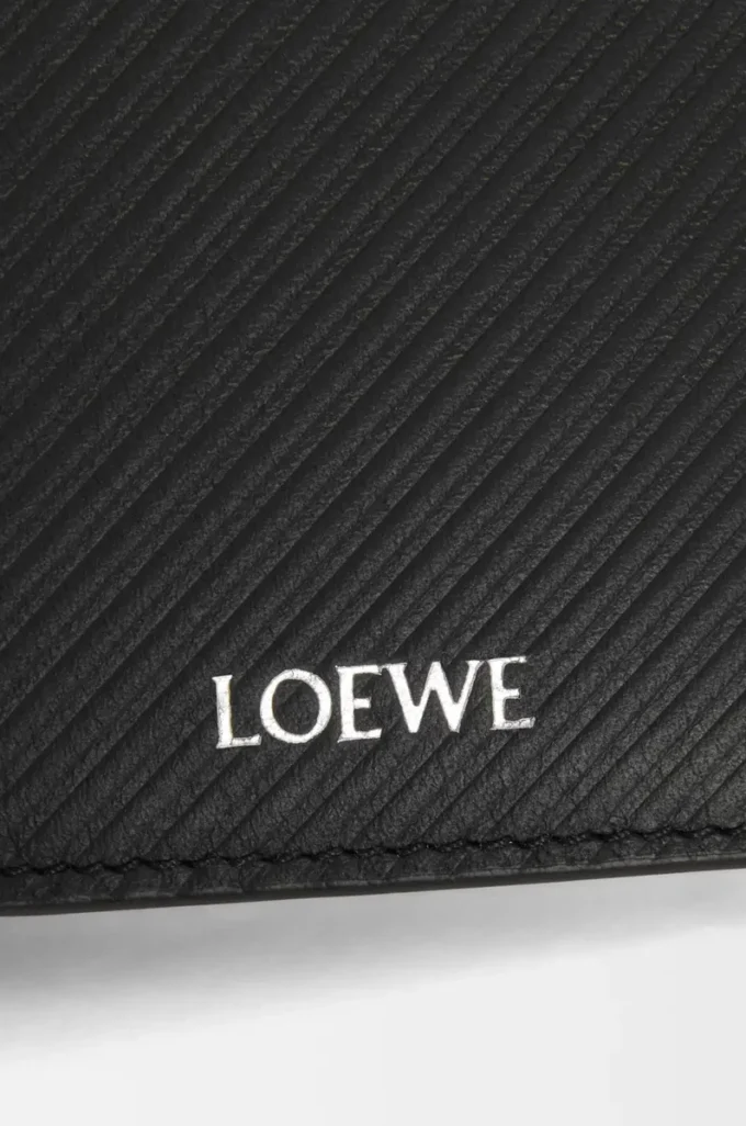 Schlanke, kompakte Geldbörse aus strukturiertem klassischem Kalbsleder in Schwarz