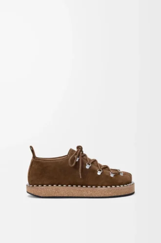 Schnürschuh mit Nieten aus Wildkalbsleder Braun
