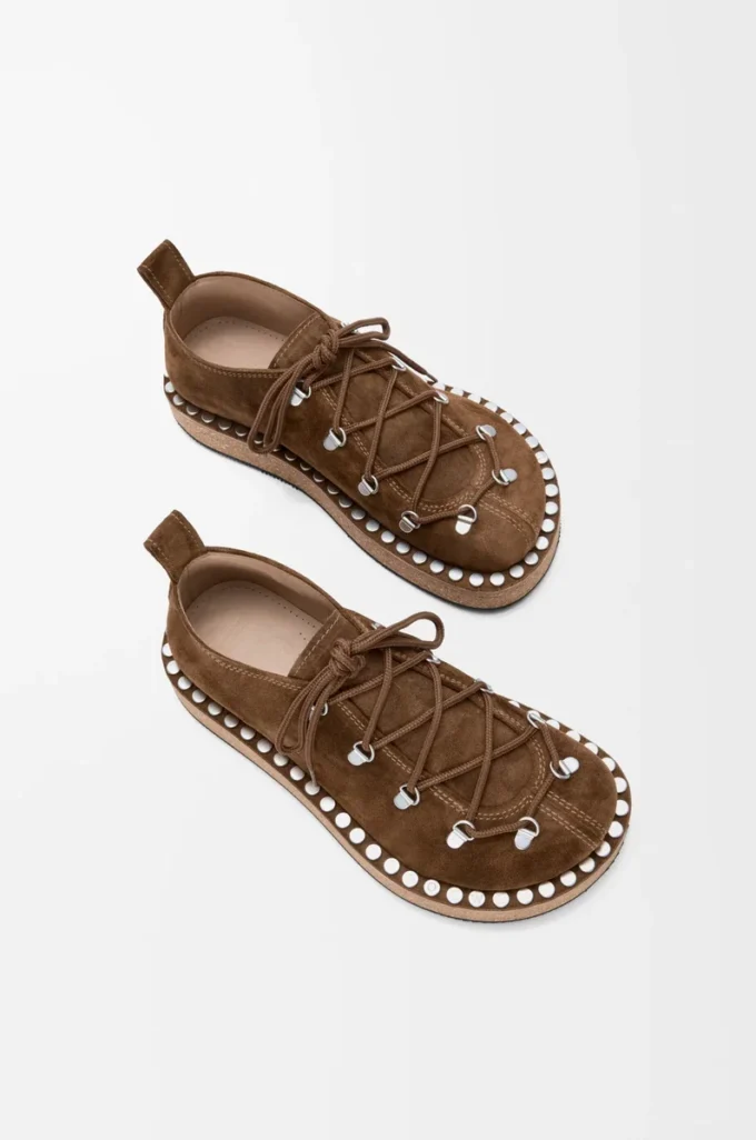 Schnürschuh mit Nieten aus Wildkalbsleder Braun