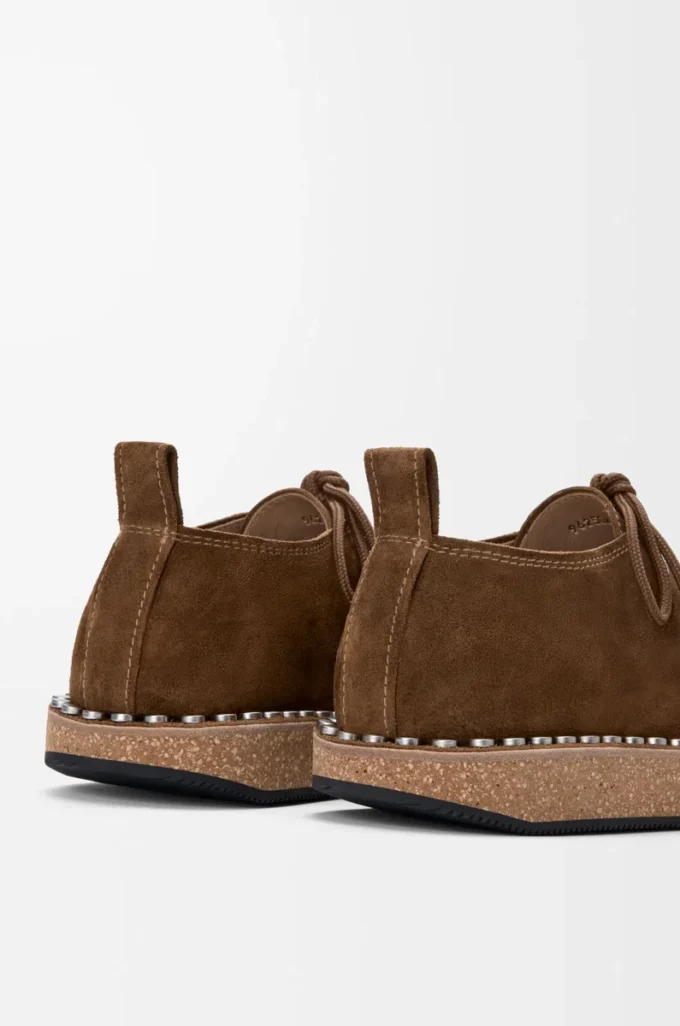 Schnürschuh mit Nieten aus Wildkalbsleder Braun