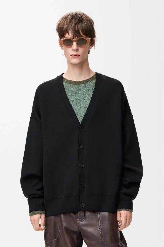 Strickjacke aus Wollmischung in Schwarz