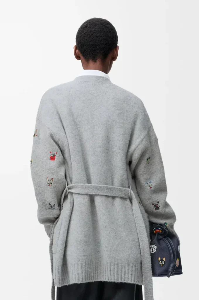 Strickjacke mit Gürtel aus Wolle in Grau/Mehrfarbig