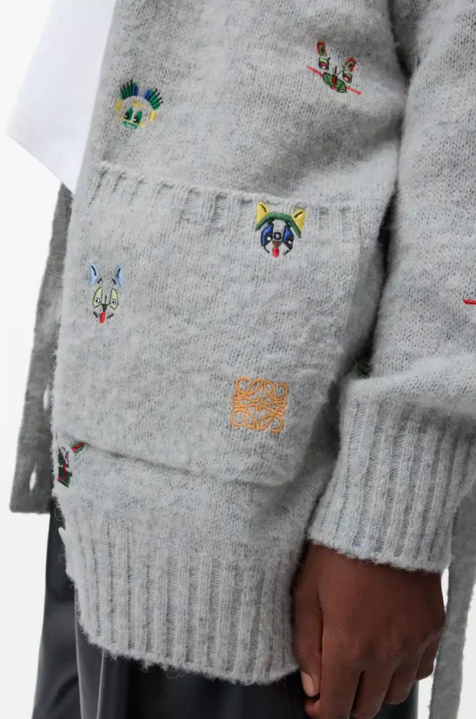 Strickjacke mit Gürtel aus Wolle in Grau/Mehrfarbig