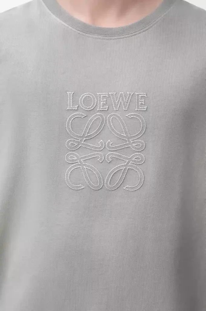 T-Shirt aus Baumwolle in hellgrau mit lockerer Passform