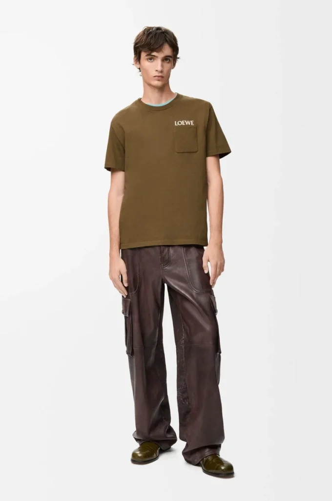 T-Shirt aus Baumwolle in Khaki-Grün mit lockerer Passform