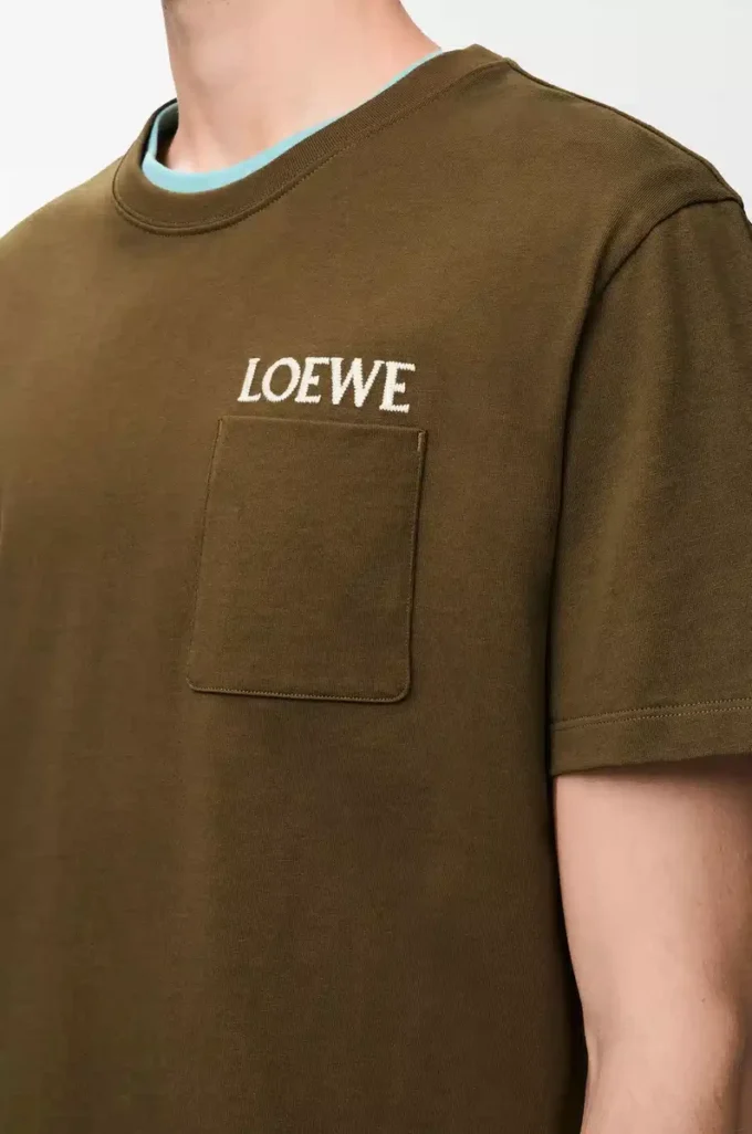T-Shirt aus Baumwolle in Khaki-Grün mit lockerer Passform