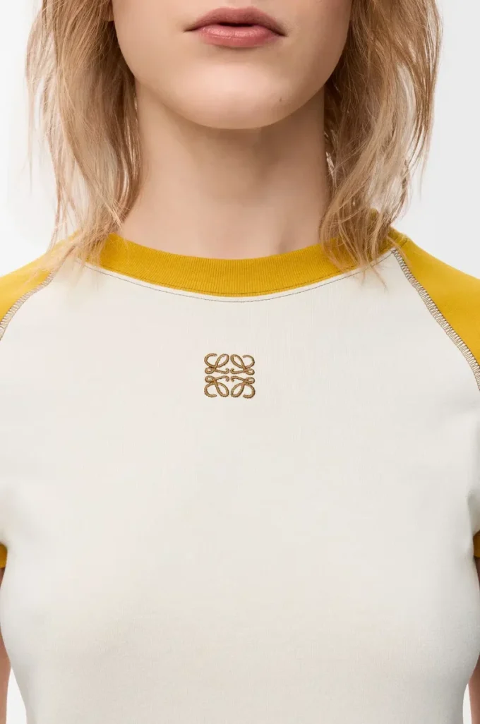 T-Shirt aus Baumwollmischung mit kleiner Passform Senf/Bronze
