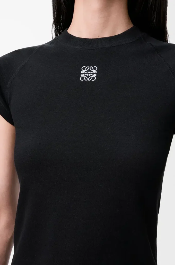 T-Shirt in kleiner Passform aus Baumwollmischung Schwarz