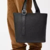 Tasche mit Reißverschluss und Schlaufen aus geschmeidigem genarbtem Kalbsleder Schwarz