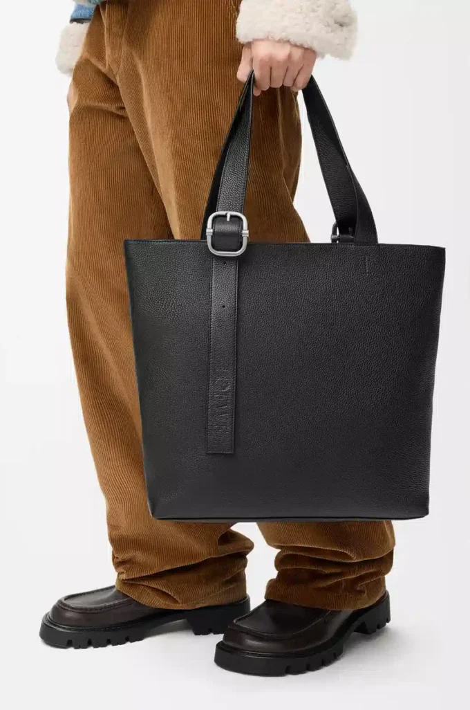 Tasche mit Reißverschluss und Schlaufen aus geschmeidigem genarbtem Kalbsleder Schwarz