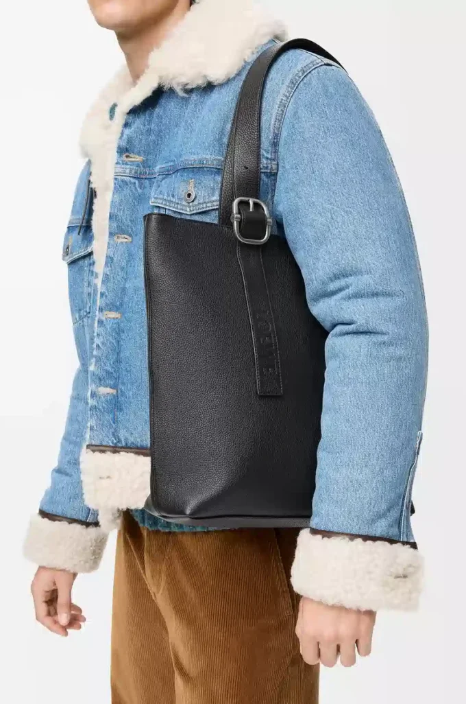 Tasche mit Reißverschluss und Schlaufen aus geschmeidigem genarbtem Kalbsleder Schwarz