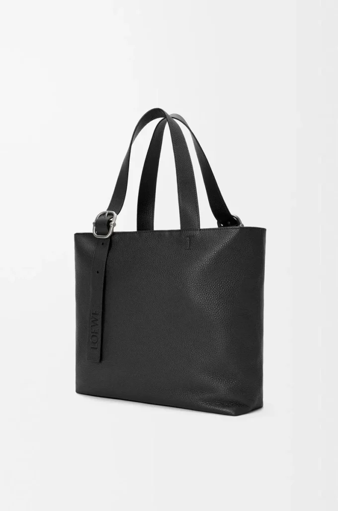Tasche mit Reißverschluss und Schlaufen aus geschmeidigem genarbtem Kalbsleder Schwarz