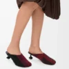 Toy Pantolette aus besticktem Canvas Schwarz/Dunkelburgunder