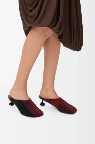 Toy Pantolette aus besticktem Canvas Schwarz/Dunkelburgunder