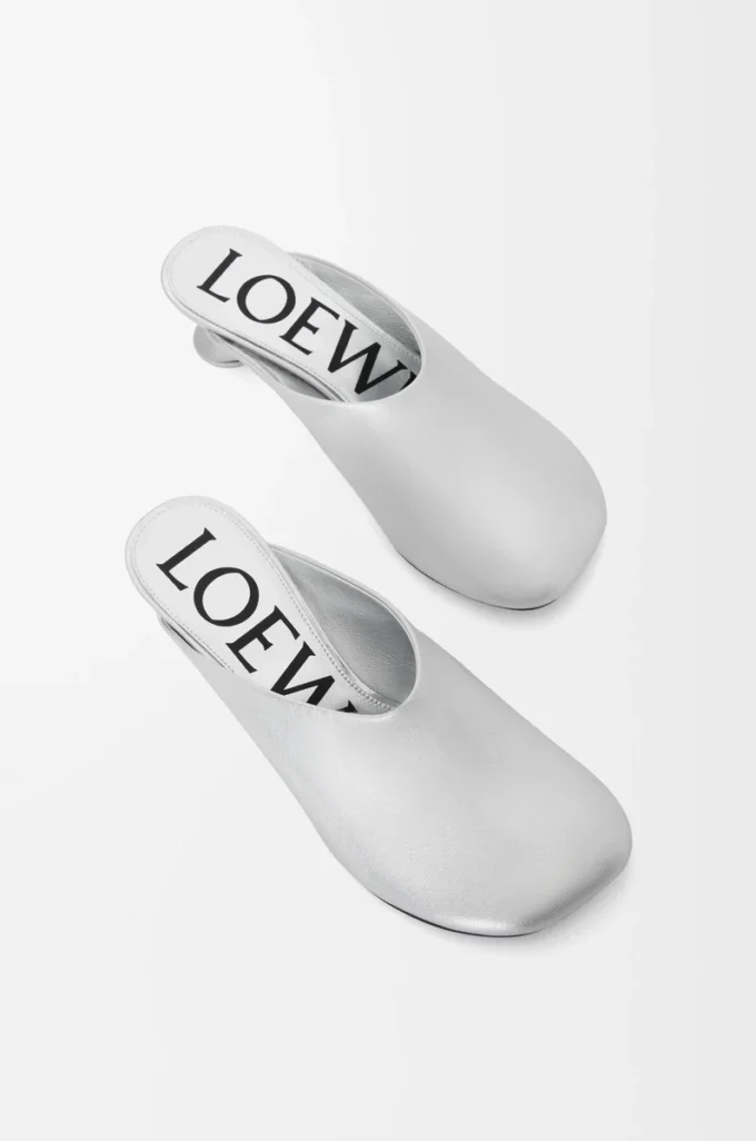 Toy Pantolette aus laminiertem Lammleder Silber